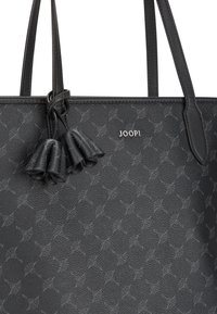 Borsa a mano in pelle nera con motivo impresso, due manici, frange decorative in pelle e logo "JOOP!" in argento sul davanti.