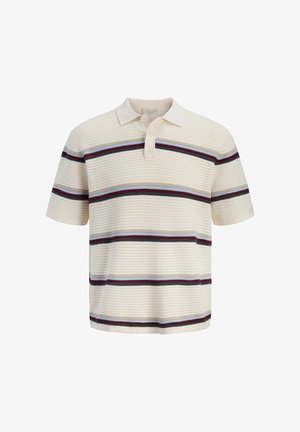 Rövid ujjú, krémszínű kötött galléros póló piros, tengerészkék és világoskék vízszintes csíkokkal, és három gombbal a gomboláson.