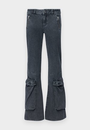 Tumši džinsu flared bikses ar sānu rāvējslēdzējiem un sarullētām akcentēm ap apakšu. Gluda tekstūra un klasiskā piecu kabatu dizains.