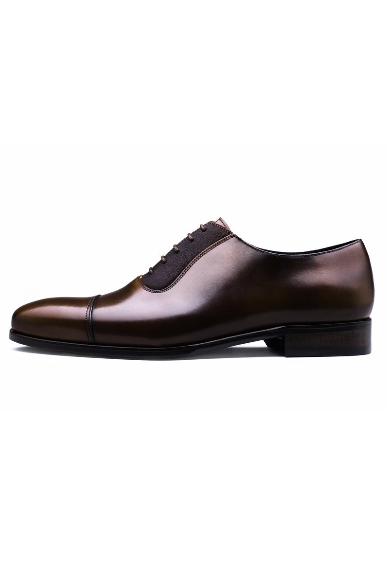 Bruine leren oxford schoen met een gladde afwerking, voorzien van een ronde neus, vetersluiting aan de voorkant en een contrasterend stoffen paneel op de wreef.