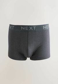 Boxer gris en tissu doux, doté d'une large ceinture élastique avec le mot "NEXT" imprimé en couleur contrastante.