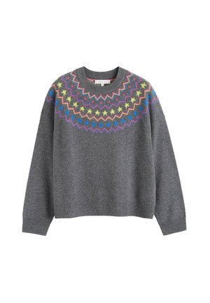 Maglione grigio lavorato a maglia con un motivo di stelle multicolori attorno al collo. Ha un colletto rotondo e maniche lunghe con polsini a coste.