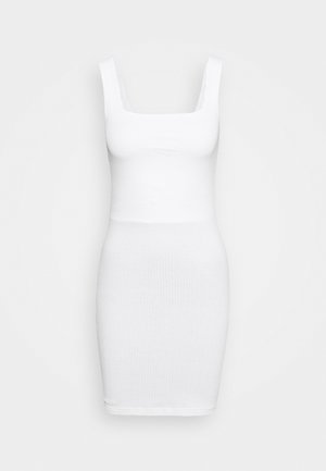 Robe bodycon blanche à col carré et bretelles étroites, présentant une silhouette ajustée et une texture lisse.