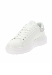 Baskets blanches avec une tige en cuir lisse, des accents en argent texturé sur le talon et une semelle en caoutchouc blanche. Présente des lacets plats et des perforations.