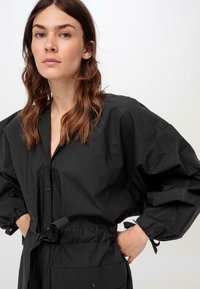hessnatur WASTE - Blusenkleid - schwarz