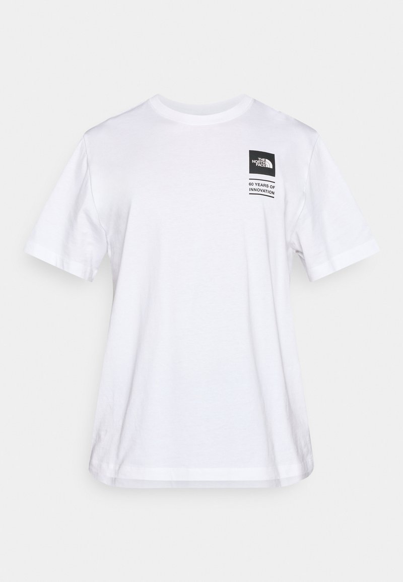 T-shirt blanc en coton à manches courtes, avec un patch logo carré noir portant les inscriptions « The North Face » et « 60 ans d'innovation ».