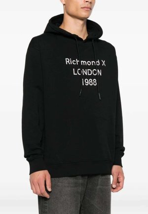 Felpa nera con tasca a marsupio frontale, cappuccio con coulisse e testo ricamato bianco: "Richmond X LONDON 1988." Materiale misto cotone.