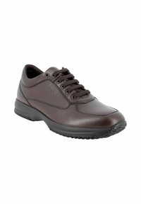 Sneaker in pelle marrone con superficie liscia, punta rotonda e design con lacci. Presenta suola in gomma strutturata e sottili dettagli di cucitura.