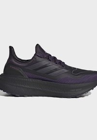 Sort og mørkelilla løbesko med tyk polstret sål, mesh-overdel, snørebånd og mærkede "Ultraboost" og "Light Boost" detaljer.