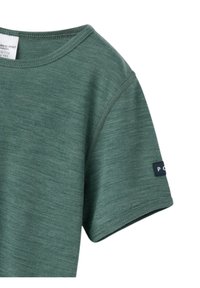 Grøn kortærmet T-shirt lavet af tekstureret stof, med rund hals og et lille marineblåt mærke på venstre ærme.