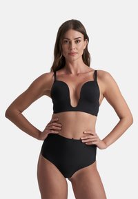 Zwart lingerieset met een plunge beha met gevormde cups en verstelbare bandjes, gecombineerd met high-waisted slipjes van soepel materiaal.