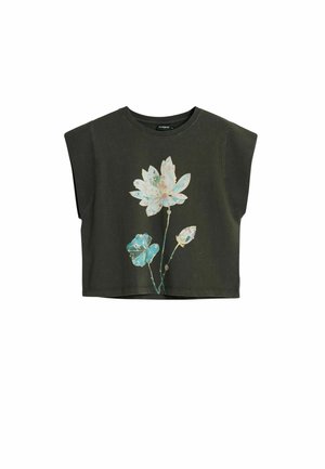 Top sans manches vert olive foncé avec un grand imprimé floral représentant des fleurs blanches et bleues à l'avant.