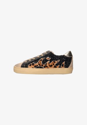 Sneaker nera e glitterata con design a stampa leopardata beige, dettagli metallici, punta rotonda e suola in gomma.
