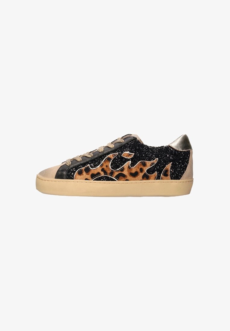 Sneaker nera e glitterata con design a stampa leopardata beige, dettagli metallici, punta rotonda e suola in gomma.