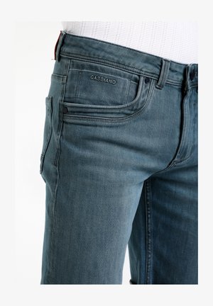 Blaue Denim-Jeans mit schmaler Passform, tonal abgesteppt, im Five-Pocket-Design und einem geprägt "GABBANO"-Logo auf dem Rücken.