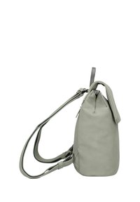 Zaino in pelle grigio chiaro con spalline regolabili, chiusura con zip e piccolo manico superiore, mostrato di lato su sfondo bianco.