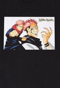 Zwarte t-shirt met een levendige grafische print van twee personages uit "Jujutsu Kaisen", met opvallend roze haar en gedetailleerde gezichtsuitdrukkingen.
