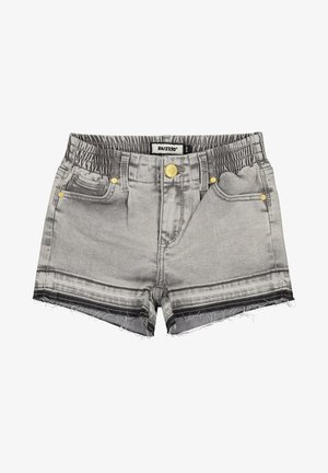 Short en denim gris avec taille élastique, ourlets effilochés, bouton et rivets dorés, poches avant et détails délavés.