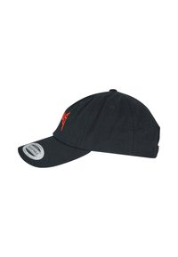 Svart justerbar caps med buet skjerm, med en oransje logo foran og strukturert stoff. Baksiden har ventilasjonsåpninger.