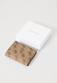 Cartera marrón con diseño de patrones, hecha de material sintético, con un acento de logo triangular y presentada en una caja blanca con letras doradas.