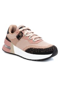 Chaussure de sport légère en tissu tricoté rose et noir. Dotée d'une semelle blanche, de accents bleu clair, et d'un col rembourré pour le confort.