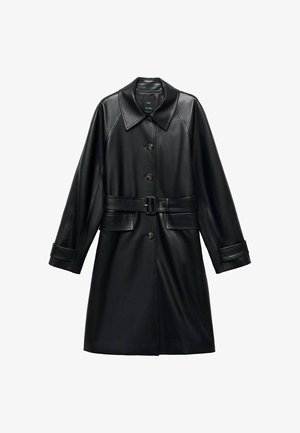 Svart läder trench coat med krage, bälte i midjan och knäppning. Har långa ärmar med manschettdetaljer och sidofickor.