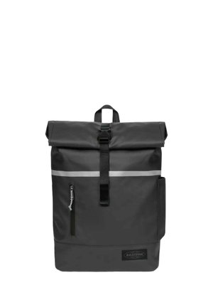 Schwarzer Rolltop-Rucksack mit einer vorderen Reißverschlusstasche, reflektierendem horizontalem Streifen und sicherem Schnallenverschluss vor weißem Hintergrund.