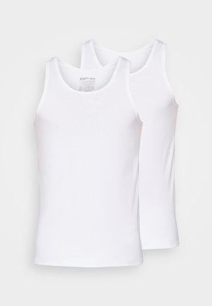 Dvé biele bavlnené tielka s širokými ramienkami a okrúhlym výstrihom, ktoré majú hladkú textúru a bez viditeľných vzorov či log.