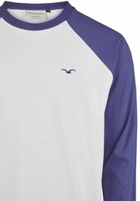 Langärmliges Shirt mit weißem Körper und lila Raglanärmeln. Verfügt über ein kleines, lila gesticktes Logo auf der Brust. Material aus Baumwolle.