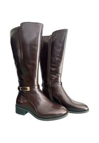 Stivali al ginocchio in pelle marrone con una texture liscia, chiusura laterale con cerniera e un piccolo dettaglio in cinturino. Il tacco basso e squadrato offre stabilità.