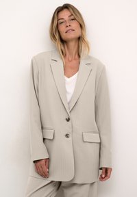 Světle šedý blazer s texturovaným pruhovaným vzorem, jednobarevný design, klopové límce, dvě přední kapsy a dva knoflíky.