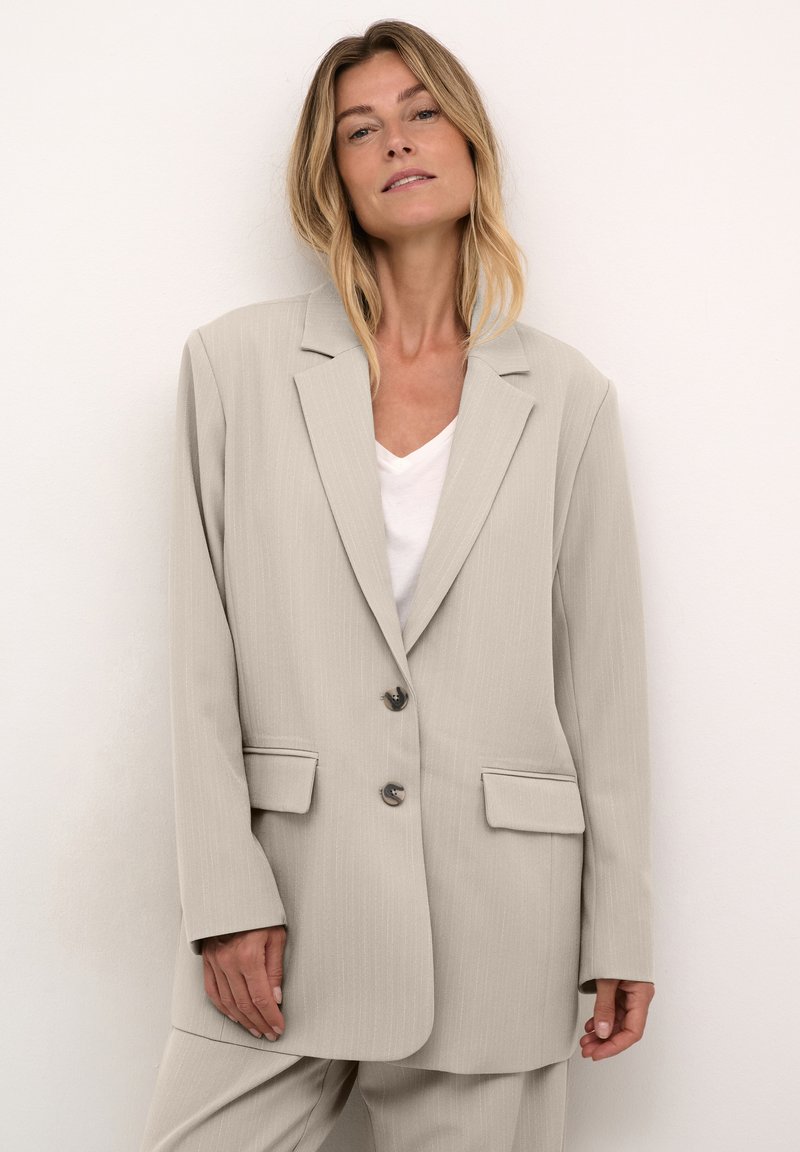 Světle šedý blazer s texturovaným pruhovaným vzorem, jednobarevný design, klopové límce, dvě přední kapsy a dva knoflíky.