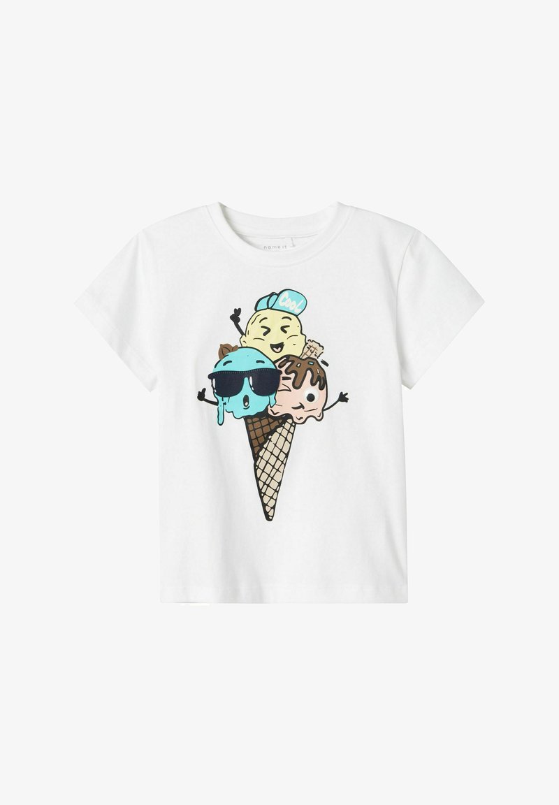 Bílý bavlněný tričko s barevnou grafikou zmrzlinového kornoutu se třemi kreslenými kopečky zmrzliny, přičemž každý má odlišný výraz obličeje.
