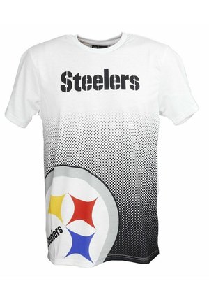 Das weiße T-Shirt zeigt "Steelers" in fetten schwarzen Buchstaben, mit einem punktierten Verlauf, der ins Schwarz übergeht, und einem mehrfarbigen Logodesign.