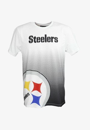 Das weiße T-Shirt zeigt "Steelers" in fetten schwarzen Buchstaben, mit einem punktierten Verlauf, der ins Schwarz übergeht, und einem mehrfarbigen Logodesign.
