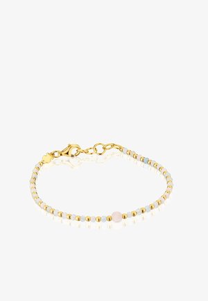 Bransoletka z koralików z akcentami w złotym kolorze, kolorowe koraliki w białym, niebieskim i różowym kolorze, z zapięciem typu homar oraz gładką teksturą.