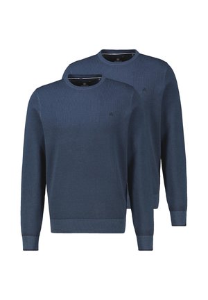 Kaksi laivastonsinistä pitkähihaista pyöreäkauluksista neulepaitaa, joissa on hienovarainen teksturoitu neulos ja pieni logo rinnassa, esillä valkoista taustaa vasten.