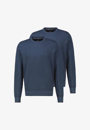 Zwei marineblaue Langarm-Pullover mit Rundhalsausschnitt, dezent strukturiertem Strickmuster und kleinem Logo auf der Brust, vor weißem Hintergrund präsentiert.