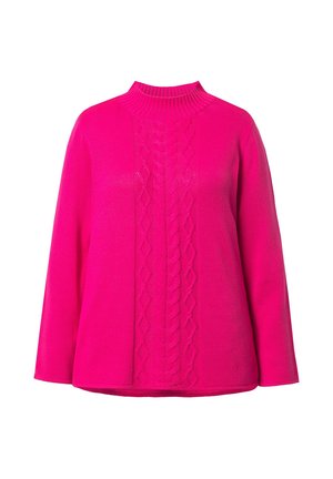 Różowy sweter z wysokim prążkowanym kołnierzem, z teksturowanym wzorem warkoczowym po środku, z długimi rękawami i luźnym krojem.