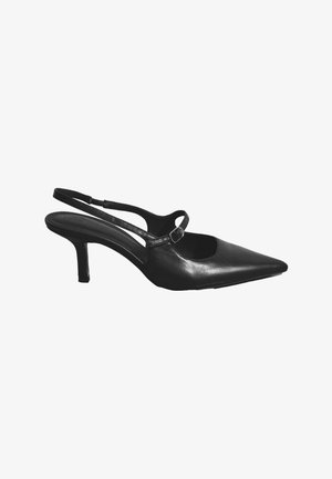 Chaussure à talon haut slingback en cuir noir avec bout pointu et petite bride à boucle sur le dessus.