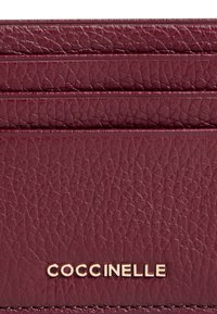 Portafoglio in pelle bordeaux con superficie testurizzata, quattro scomparti per carte e logo in rilievo dorato nella parte inferiore. Design compatto e resistente.