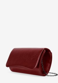 Clutch de imitación de cuero rojo con una textura suave, cierre de solapa redondeada y una correa de cadena para llevar. Diseño compacto y rectangular.