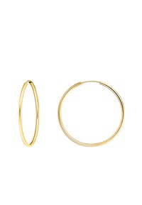 Orecchini a cerchio d'oro di varie dimensioni. Uno è sottile e allungato, l'altro è più spesso con una superficie liscia.