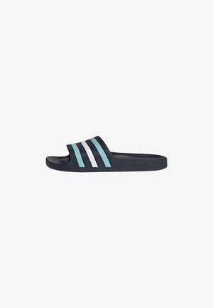 Sandalia tipo chancla azul oscuro de Adidas con tres franjas en azul claro y blanco en la correa y plantilla texturizada.