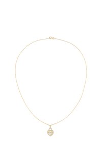 Collar de cadena de oro con un colgante en forma de corazón que presenta una piedra preciosa central clara rodeada de piedras más pequeñas. Diseño delicado y texturizado.