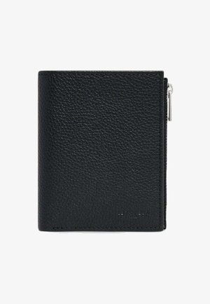 Schwarzes Lederportemonnaie mit strukturierter Oberfläche, zweifach klappbarem Design, silbernem Reißverschlussakzent und dezentem Branding am unteren Rand.