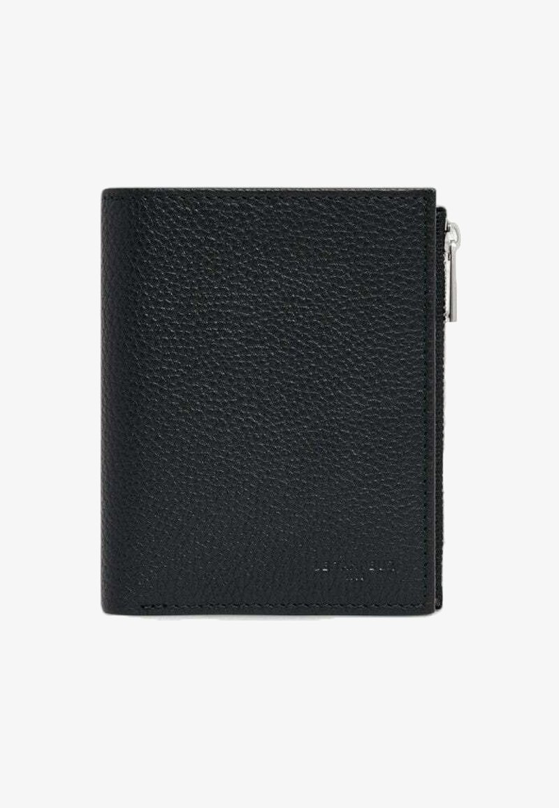 Portafoglio in pelle nera con finitura testurizzata, design a due ante, dettaglio con cerniera argento e branding discreto vicino al bordo inferiore.