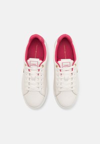 Tommy Hilfiger ELEVATED ESSENT MONOGRAM - Joggesko - ancient white/heritage pink