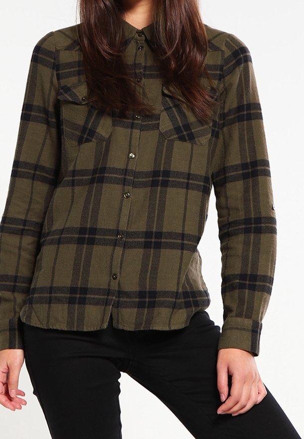 Olivgrön och svart rutig flanellskjorta med knäppning framtill, långa ärmar och två bröstfickor. Mjuk textur, rundad nederkant.