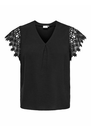 Sort ærmeløs bluse med V-udskæring og blomstret blonde-kappeærmer, med en central frontplissé og struktureret stof.